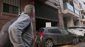 Francisco de retour dans son quartier d'Alfafar après les inondations qui ont touché la région, le 31 octobre 2024