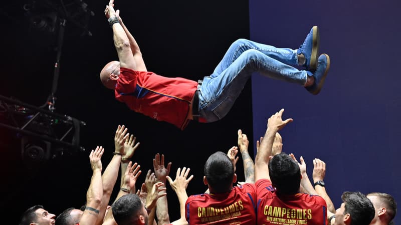 Luis de la Fuente célébré par ses joueurs après la victoire de l'Espagne en Ligue des nations.