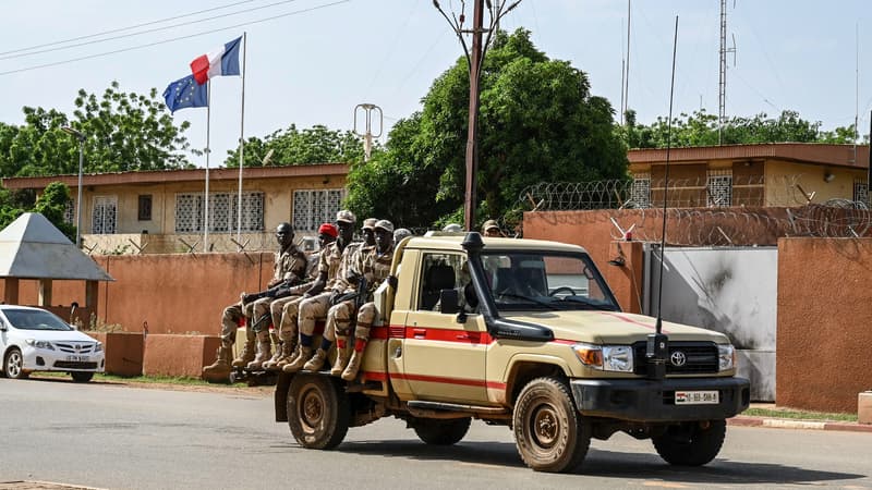 Une patrouille de la police nationale du Niger passe devant l'ambassade de France à Niamey le 28 août 2023.