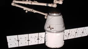Vue depuis la station spatiale internationale de la capsule Dragon, le 25 mai 2012