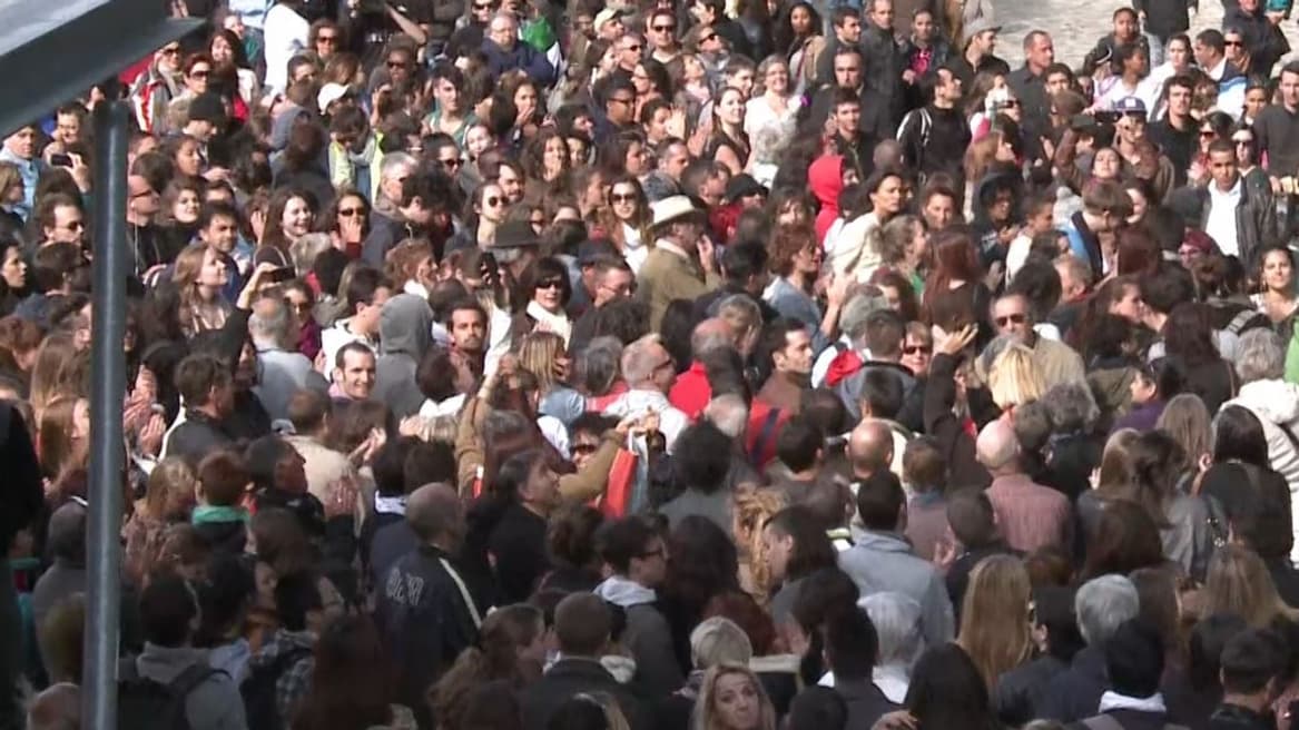 La foule sur le parvis de l'hôtel de ville de Montpellier le 29 mai 2013 La foule sur le parvis de l'hôtel de ville de Montpellier le 29 mai 2013