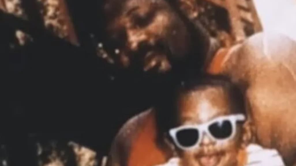 Khalil Rountree Jr. dans les bras de son père, peu de temps avant son assassinat. 