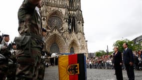 Angela Merkel et François Hollande écoutent les hymnes sur le parvis de la cathédrale de Reims, où ils ont célébré 50 ans d'amitié franco-allemande. /Photo prise le 8 juillet 2012/REUTERS/Jacky Naegelen