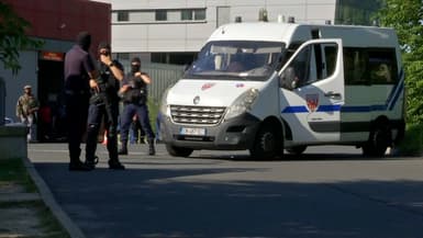 Les policiers surveillent les entrées de l'hôpital de Corbeil-Essonnes.