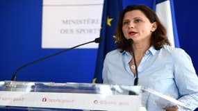 Roxana Maracineanu, la ministre des sports, réagit à la polémique suscitée par le CIO qui refuse pour le moment de reporter les JO