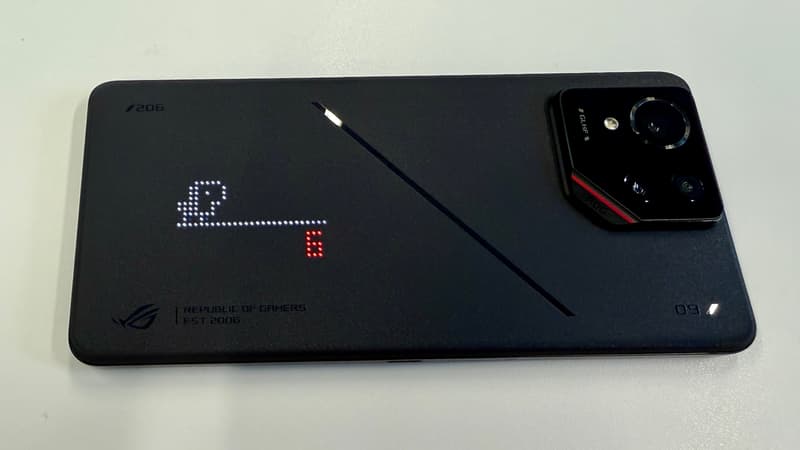 Au dos du ROG Phone 9 Pro, vous pouvez afficher des mini jeux rétro en pixels