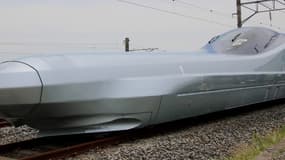 L'Alfa-X , le train à grande vitesse nouvelle génération de la compagnie ferroviaire japonaise Japan Rail East., arbore un long nez profilé de 22 mètres.