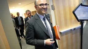 Pierre Moscovici a déclaré lundi qu'une éventuelle réduction de certaines participations de l'Etat pour financer des investissements stratégiques ne signait pas le retour des privatisations. /Photo prise le 20 avril 2013/REUTERS/Jonathan Ernst