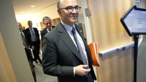 Pierre Moscovici a déclaré lundi qu'une éventuelle réduction de certaines participations de l'Etat pour financer des investissements stratégiques ne signait pas le retour des privatisations. /Photo prise le 20 avril 2013/REUTERS/Jonathan Ernst