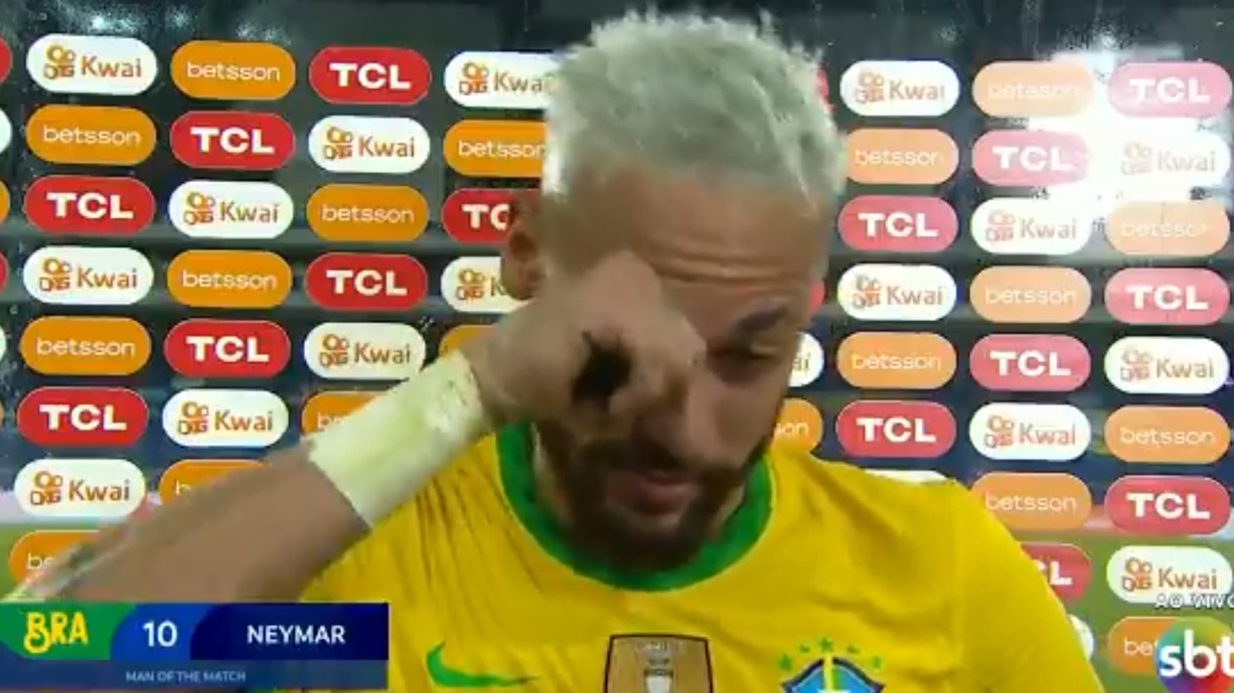 Neymar très ému après Brésil-Pérou (4-0) Neymar très ému après Brésil-Pérou (4-0)