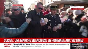 Crans-Montana: des pompiers, qui sont intervenus lors de l'incendie, viennent déposer des fleurs en hommage aux victimes sous les applaudissements de la foule