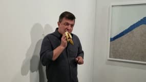 Un artiste dévore une banane à 120.000 dollars 
