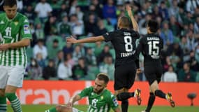 Alors que l'Eintracht Francfort et le Bétis Séville se sont quittés sur une victoire des Allemands sur le terrain, la soirée a été marquée des affrontements entre les fans de Francfort et ceux de West Ham. 