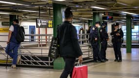 Des policiers dans la station de métro de Union Square, à New York, le 10 mai 2021