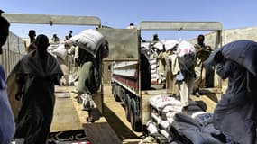 Le Programme alimentaire mondial transporte des céréales depuis un entrepôt vers des camions acheminant l'aide humanitaire vers la capitale Khartoum, à Port Soudan, le 3 mai dernier.
