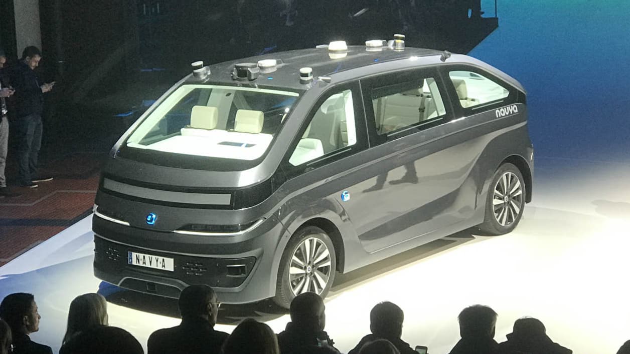 La carrosserie est en composite, et Navya promet des verres teintés. 6 personnes peuvent prendre place dans l'habitacle.