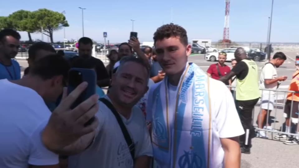 "JE NE VOULAIS QUE L'OM": LES IMAGES DE BENJAMIN PAVARD ACCUEILLI PAR LES SUPPORTERS À MARIGNANE