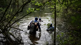 Des plongeurs de la gendarmerie française participent aux opérations de recherche visant à retrouver la joggeuse Agathe Hilairet, âgée de 28 ans, disparue à Vivonne, dans l'ouest de la France, le 13 avril 2025.