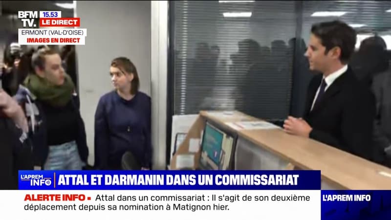 Gabriel Attal, accompagné de Gérald Darmanin, échange avec des employées du commissariat d'Ermont