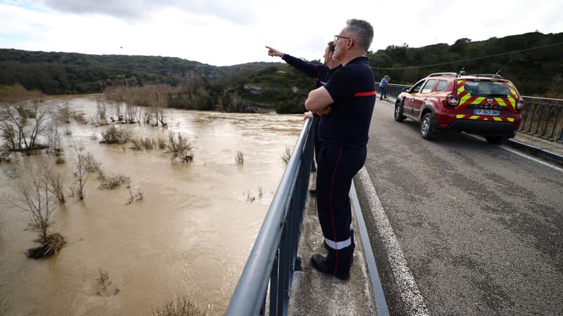 Des pompiers observent le Gardon en crue, à Russan, dans le Gard, le 10 mars 2024 (illustration)