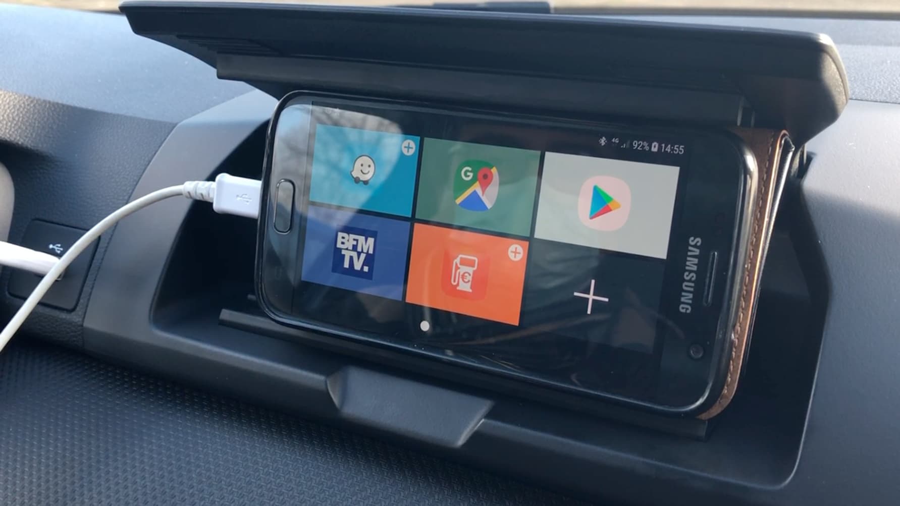 Dans les versions d'entrée de gamme, un astucieux support pour smartphone avec son application dédiée.