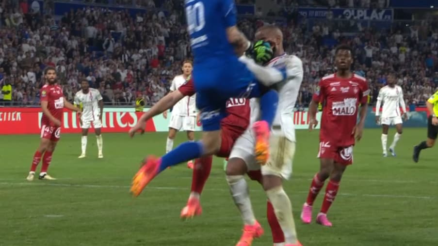 La faute du gardien de Brest sur l'attaquant de l'OL Lacazette, 14 avril 2024 La faute du gardien de Brest sur l'attaquant de l'OL Lacazette, 14 avril 2024
