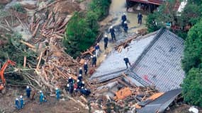 Pompiers à l'oeuvre au milieu des décombres de maisons après un glissement de terrain consécutif aux précipitations liées au passage de la dépression Talas à Tanabe, dans l'ouest du Japon. Le cyclone Talas, passé du stade de tempête à celui de dépression