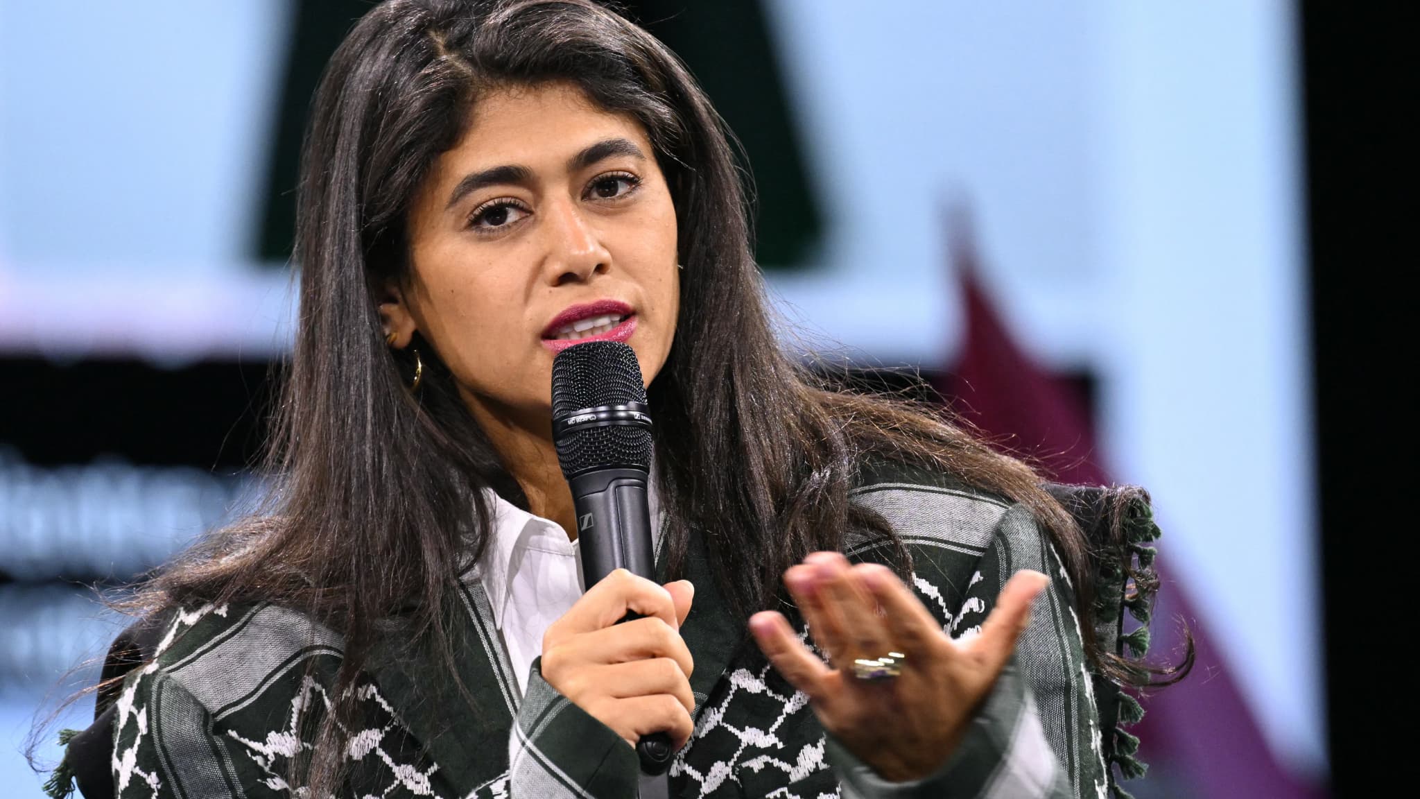 L'eurodéputée rima hassan annonce se rendre à gaza en bateau avec greta thunberg pour