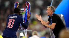 Ousmane Dembélé embrasse la Ligue des champions devant l'entraîneur du PSG Luis Enrique, 31 mai 2025