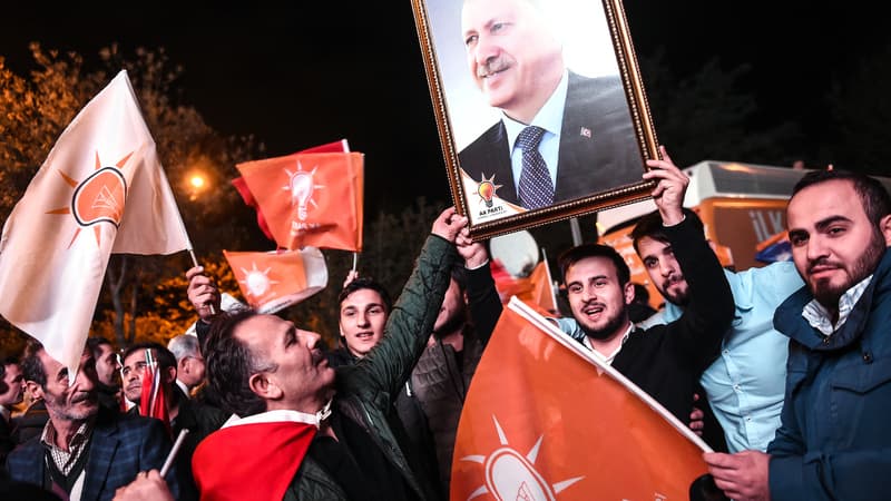 La foule en liesse, ce dimanche, dans les rues d'Istanbul. 