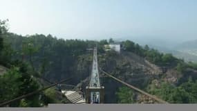 Les touristes bravent le nouveau pont suspendu en verre de Chine