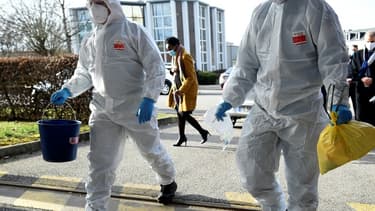 Une équipe de pompiers de Marseille, en mission à Metz pour analyser les eaux usées d'une maison de retraite de cette ville de Moselle, à la recherche de traces du coronavirus, le 15 février 2021