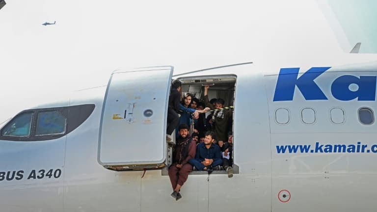 Des Afghans fuyant les talibans ont grimpé dans un avion à l'aéroport de Kaboul, le 16 aout 2021