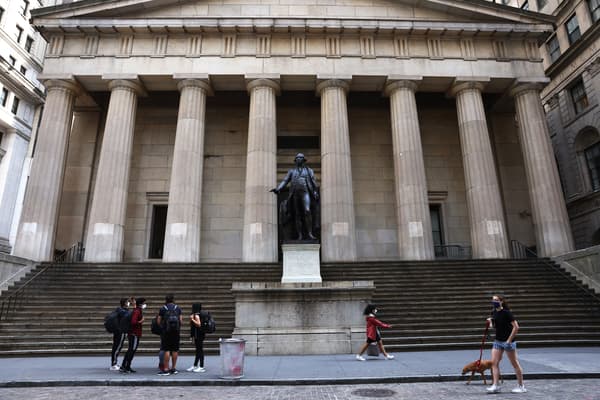 Le Federal Hall de New York aujourd'hui, avec une statue de George Washington. Le Federal Hall de New York aujourd'hui, avec une statue de George Washington.