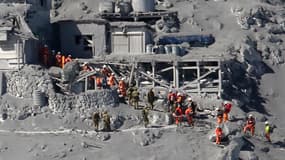 Les secours recherchent des corps dans les cendres du volcan, le 28 septembre 2014.