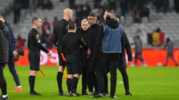 Bruno Genesio derrière Habib Beye au moment de saluer l'arbitre Eric Wattellier après Lille-Rennes, 3 janvier 2026