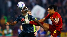 Victor Osimhen au duel avec Chris Smalling lors du dernier Roma - Napoli
