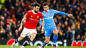Bruno Fernandes au duel avec Antoine Griezmann, à Manchester le 15 mars 2022
