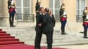 Emmanuel Macron accueillant François Hollande