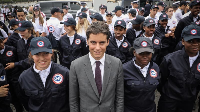 Le secrétaire d'État Gabriel Attal avec les volontaires du Service National Universel en juillet 2019