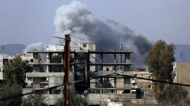 Frappes aériennes menées par le régime syrien sur la ville d'Haza, dans la Ghouta orientale en Syrie, le 23 février 2018