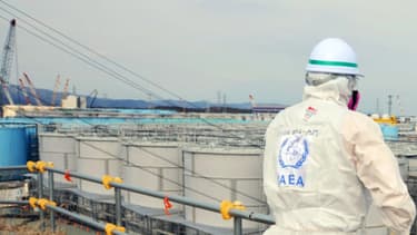 Un membre de la mission de l'AIEA inspecte la centrale nucléaire de Fukushima Daiichi à Okuma, dans la province de Fukushima (photo diffusée le 17 février 2015).