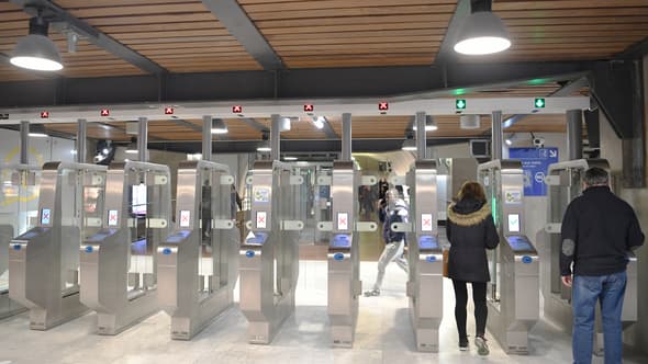 Des usagers utilisent leur titre de transport à la station de RER Saint-Lazare à Paris, le 10 novembre 2022.