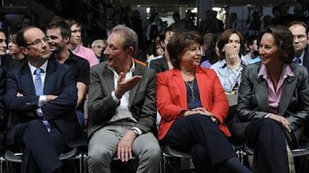 De gauche à droite, trois des candidats à la primaire socialiste: François Hollande, Martine Aubry et Ségolène Royal, ici avec le maire de Paris, Bertrand Delanoë. Les six prétendants à la candidature socialiste pour l'élection présidentielle de 2012 part