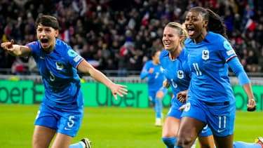 Kadidiatou Diani et Elisa De Almeida célèbrent un but de l'équipe de France féminine en février 2024