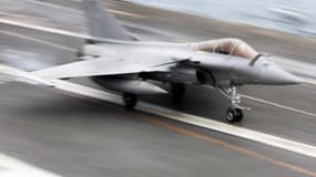 Appontage d'un Rafale sur le porte-avions Charles de Gaulle, en 2007. (illustration)