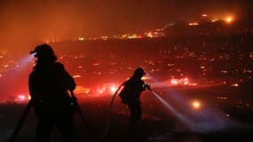 Des pompiers luttent contre l'incendie "Lilac", à Bonsall en Californie, le 7 décembre 2017. 