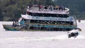 Le navire en difficulté quelques instant avant qu'il ne sombre sur lac El Penol de Guatapé, en Colombie.