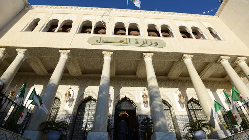 Algérie: un jeune homme tente de s'immoler par le feu devant le ministère de la Justice pour interpeller le président