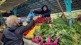 Une femme achète des légumes dans un marché de Moscou (illustration)
